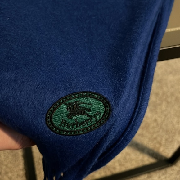 Burberry Triangle scarf. Never worn. 100% cashmere - Picture 2 of 4